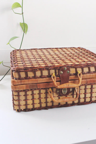 Vintage Traditional Woven Wicker Picnic Basket Gingham Lined Cottage