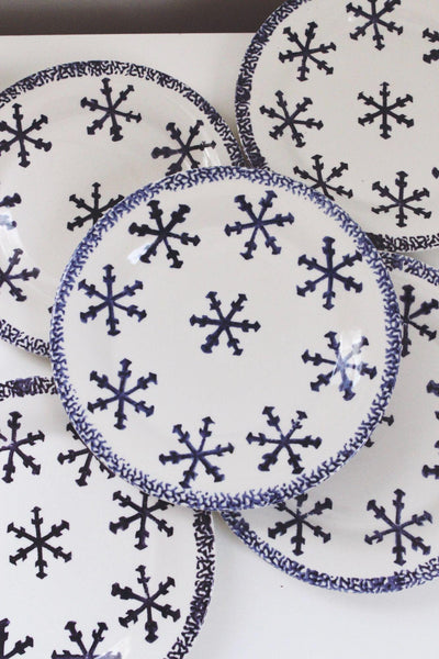 Vintage Holiday Snowflake Pattern Ceramic Dinner Plates Gibson Set Of 8 Blue White