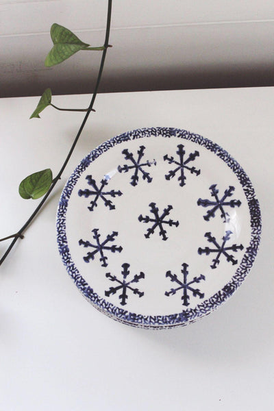 Vintage Holiday Snowflake Pattern Ceramic Dinner Plates Gibson Set Of 8 Blue White