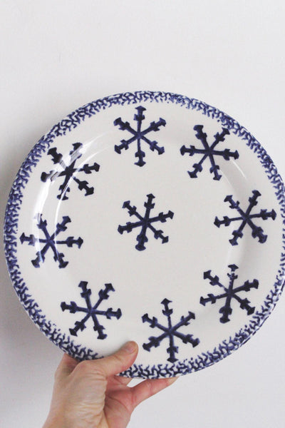 Vintage Holiday Snowflake Pattern Ceramic Dinner Plates Gibson Set Of 8 Blue White