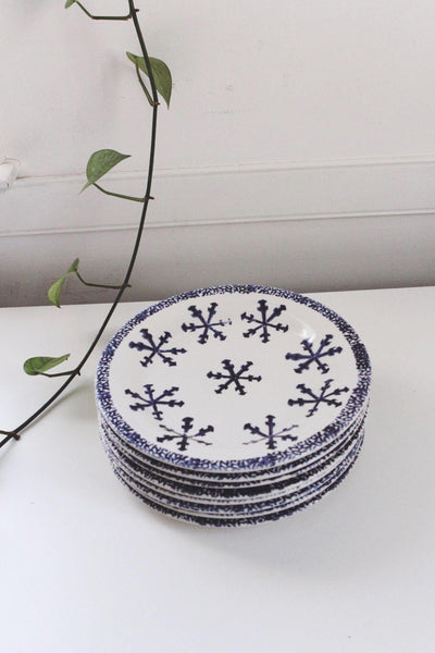 Vintage Holiday Snowflake Pattern Ceramic Dinner Plates Gibson Set Of 8 Blue White