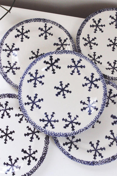 Vintage Holiday Snowflake Pattern Ceramic Dinner Plates Gibson Set Of 8 Blue White