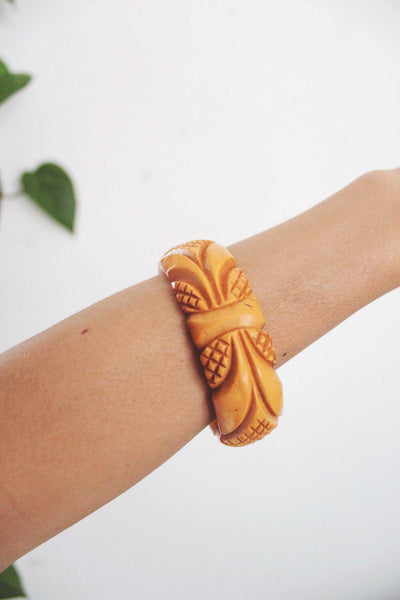Vintage Deeply Carved Bakelite Bangle Bracelet Creamed Corn Butterscotch Yellow Deco